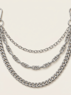 Collier en chaîne argentée à plusieurs couches
