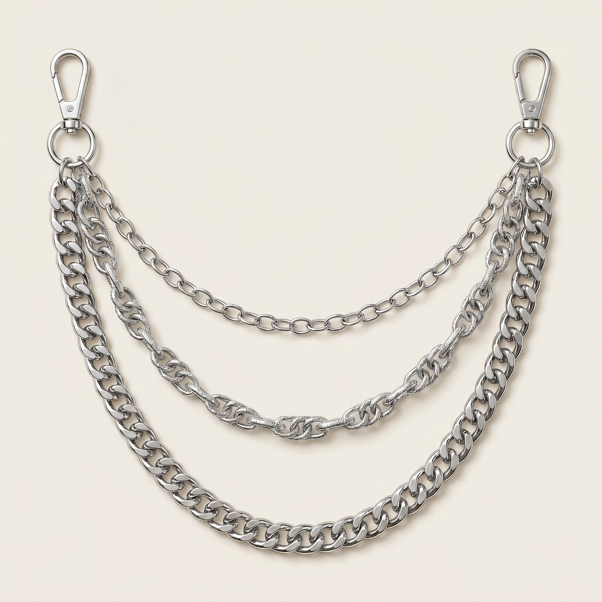 Collier en chaîne argentée à plusieurs couches